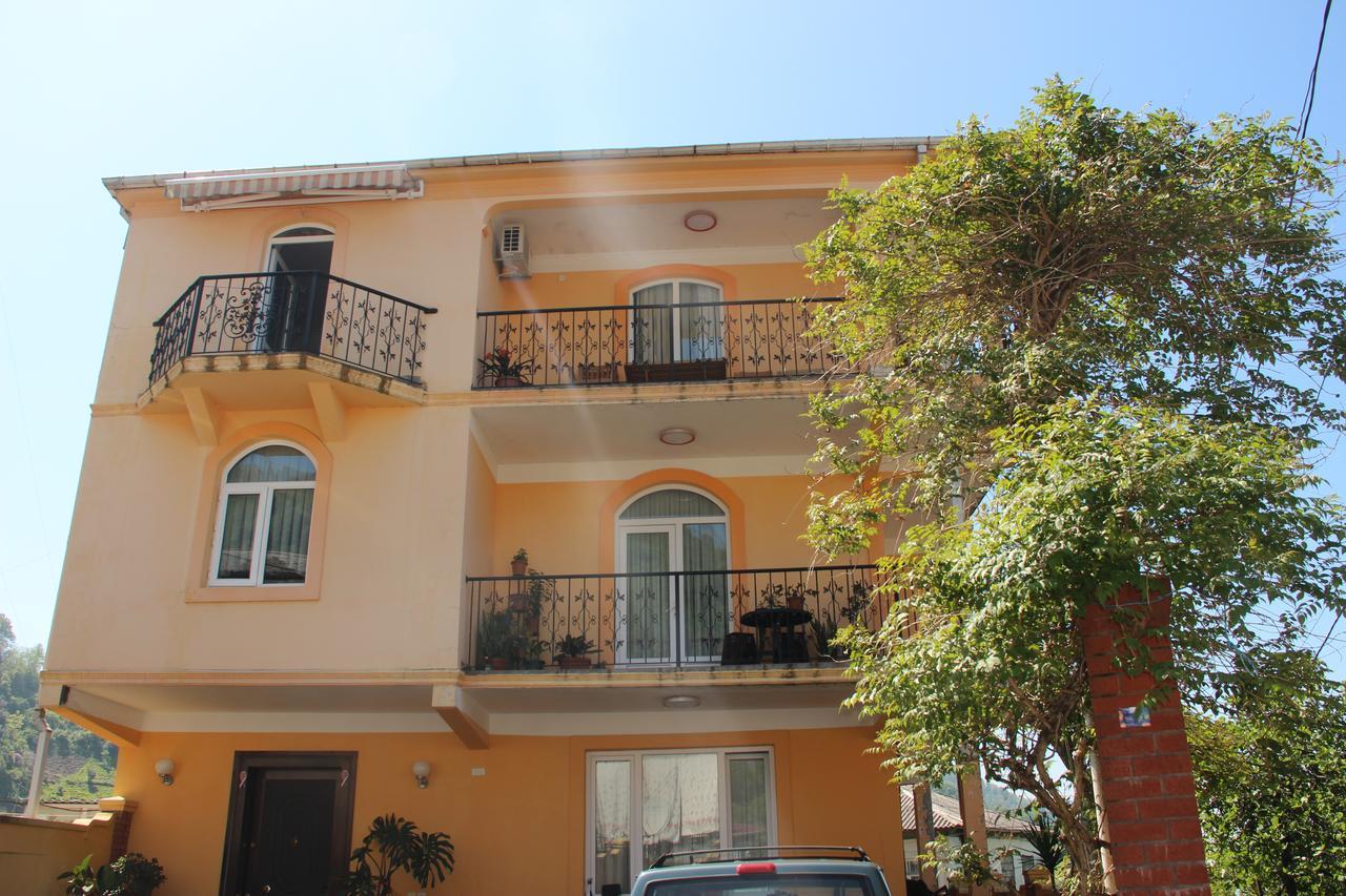 Yellow House - Vaja Sarpi Εξωτερικό φωτογραφία